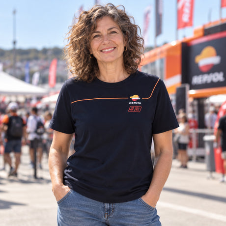 Tricou Repsol Honda x Marc Marquez – bleumarin – fotografie ilustrativă (AI)