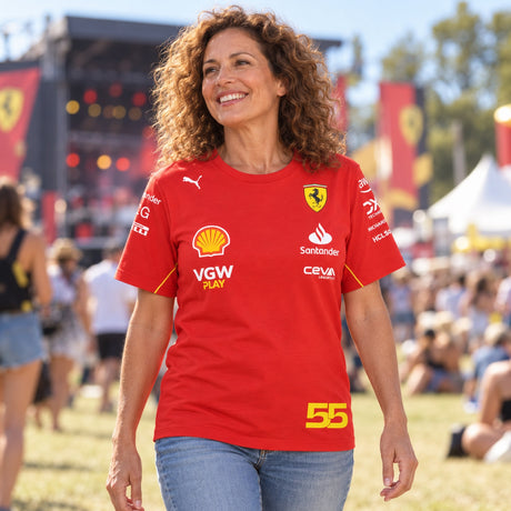 Tricou de echipă Carlos Sainz Scuderia Ferrari F1 – roșu – fotografie ilustrativă (AI)