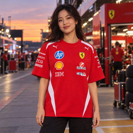 Tricou Scuderia Ferrari F1 x Puma cu logo-urile sponsorilor – ediția DRIVERS – fotografie ilustrativă (AI)