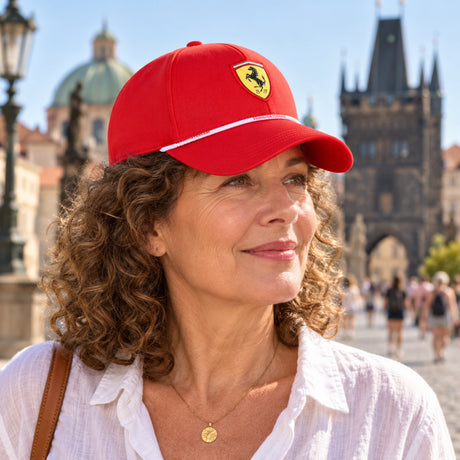 Șapcă Scuderia Ferrari F1 x Puma – roșie, ediție casual – fotografie ilustrativă (AI)