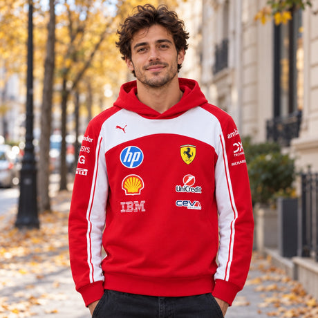 Hanorac de echipă Scuderia Ferrari F1 x Puma cu logo-urile sponsorilor – fotografie ilustrativă (AI)
