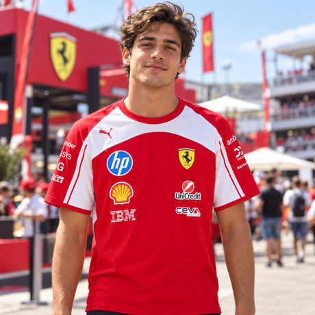 Tricou de echipă Scuderia Ferrari F1 x Puma cu logo-urile sponsorilor – fotografie ilustrativă (AI)