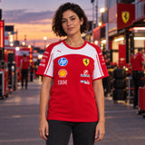 Tricou de echipă de damă Scuderia Ferrari F1 x Puma cu logo-urile sponsorilor – fotografie ilustrativă (AI)
