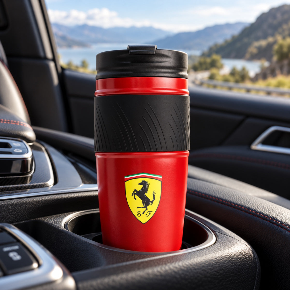 Cană de călătorie Scuderia Ferrari F1 cu logo – fotografie ilustrativă (AI)