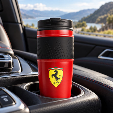 Cană de călătorie Scuderia Ferrari F1 cu logo – fotografie ilustrativă (AI)