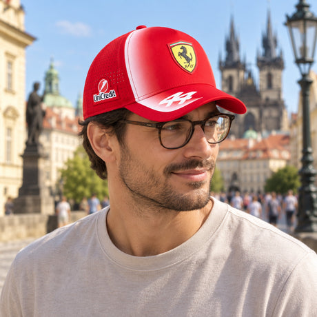 Șapcă Lewis Hamilton Scuderia Ferrari F1 x Puma – ediție de echipă – fotografie ilustrativă (AI)