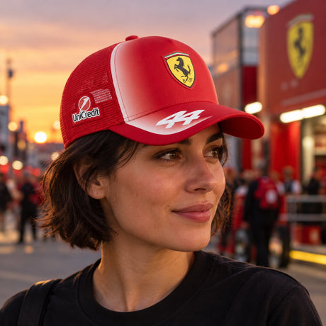 Șapcă cu plasă Lewis Hamilton Scuderia Ferrari F1 x Puma – ediție de echipă – fotografie ilustrativă (AI)