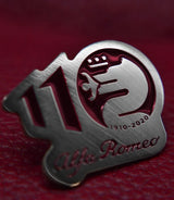 Insignă metalică Alfa Romeo 110 ani aniversare, roșie