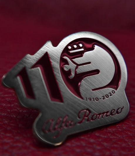 Insignă metalică Alfa Romeo 110 ani aniversare, roșie