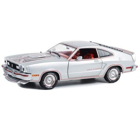 Machetă Ford Mustang II King Cobra argintiu metalizat cu dungi roșii și negre - 1:18 Greenlight