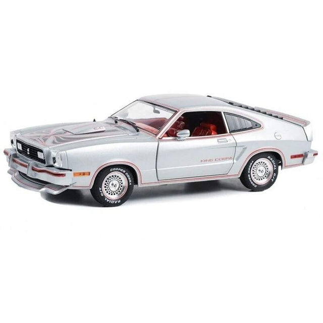 Machetă Ford Mustang II King Cobra argintiu metalizat cu dungi roșii și negre - 1:18 Greenlight