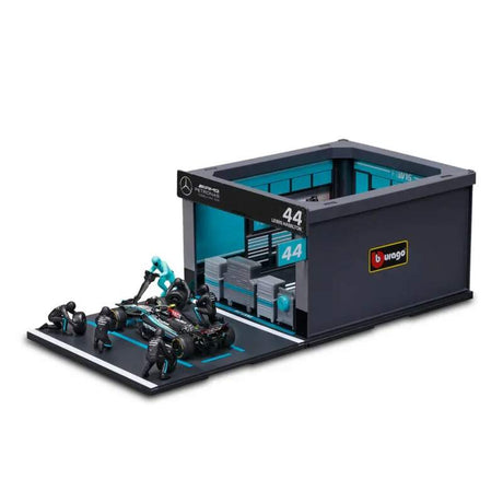 Machetă Bburago Mercedes F1 1:43 Lewis Hamilton cu machetă de box