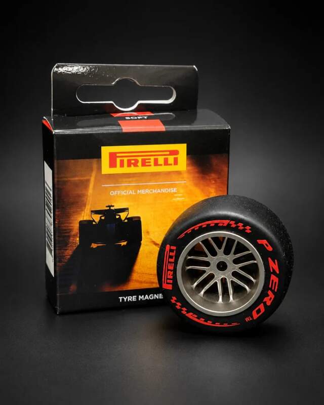 Magnet F1 Tech Pirelli TYRE 18 roșu