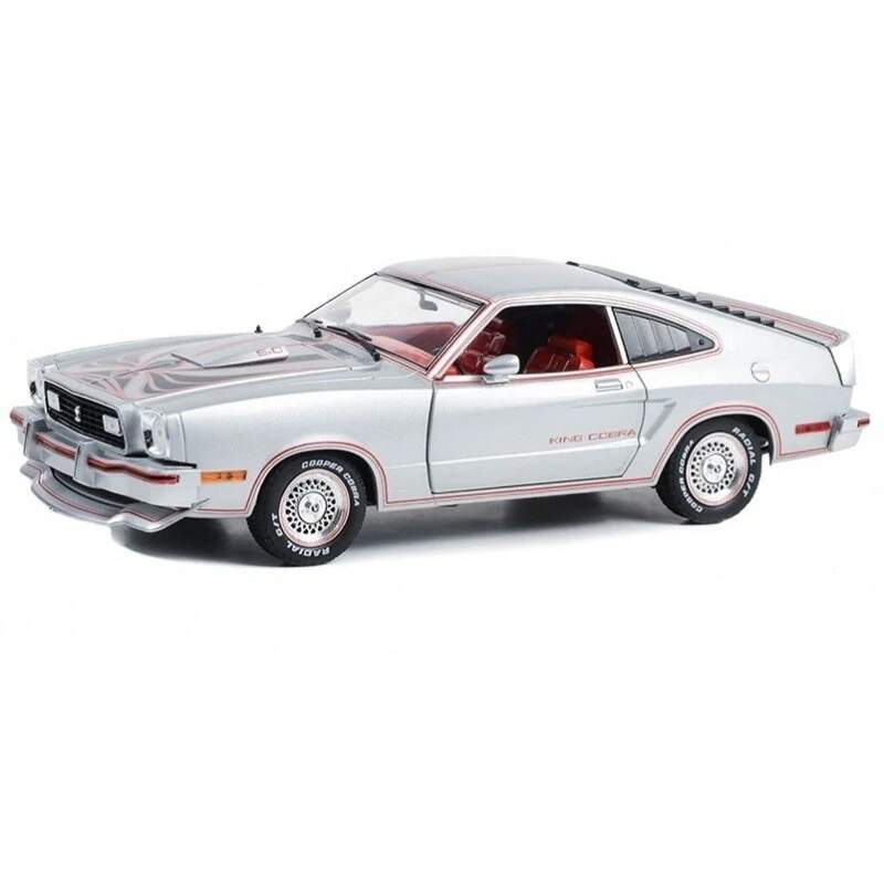 Machetă Ford Mustang II King Cobra argintiu metalizat cu dungi roșii și negre - 1:18 Greenlight