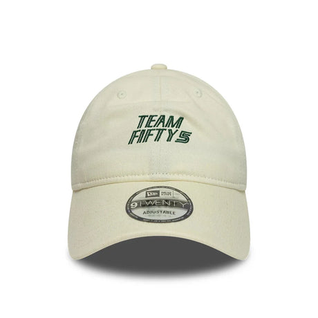 Șapcă Carlos Sainz TEAMFIFTY5 New Era 9TWENTY – alb murdar
