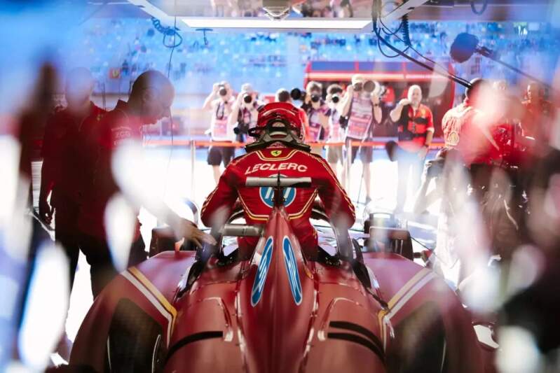 Căciulă de iarnă pentru copii cu pompon Ferrari cu logo