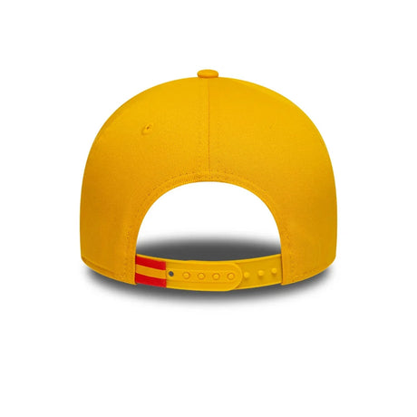 Șapcă Carlos Sainz TEAMFIFTY5 New Era 9FORTY – galbenă